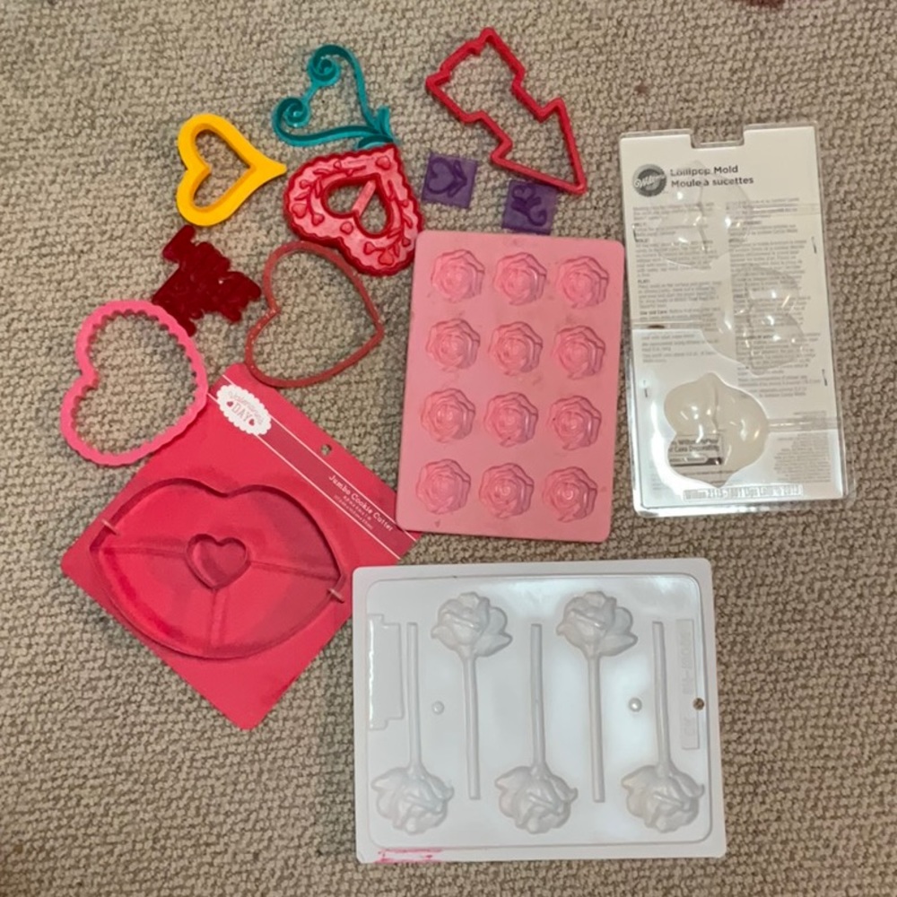More molds in ad Valentine’s Day roses hearts lips molds cookie cutters